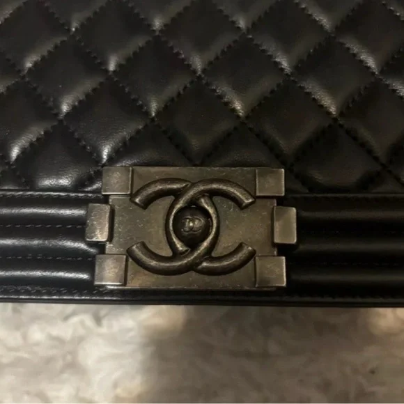 Chanel Medium boy Bag - Picture 5 of 16